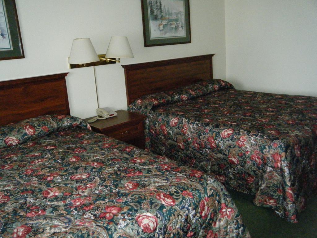 Cadillac Sands Resort Room photo