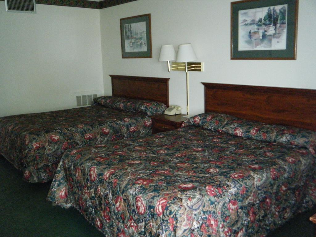 Cadillac Sands Resort Room photo