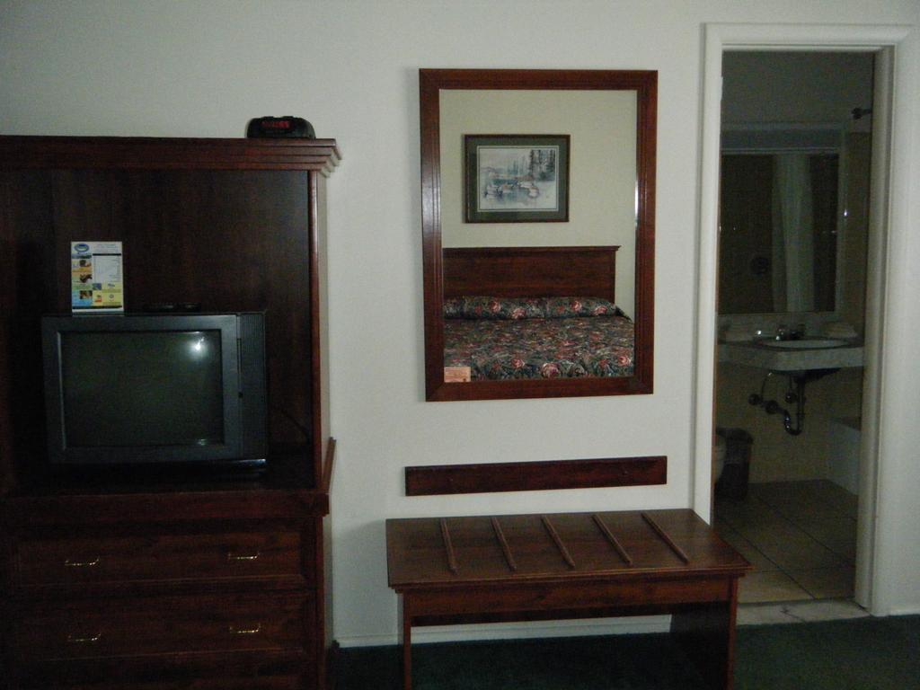 Cadillac Sands Resort Room photo