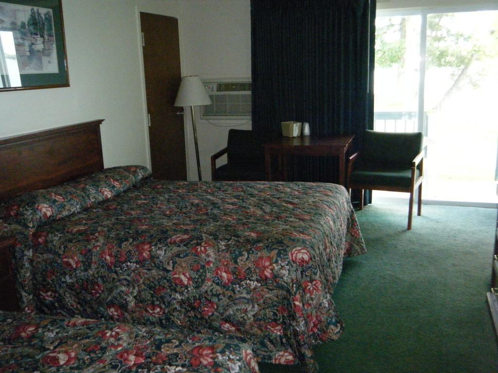 Cadillac Sands Resort Room photo