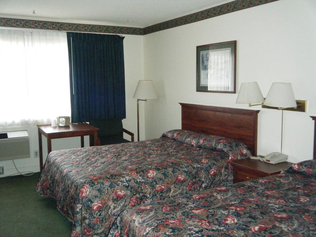 Cadillac Sands Resort Room photo